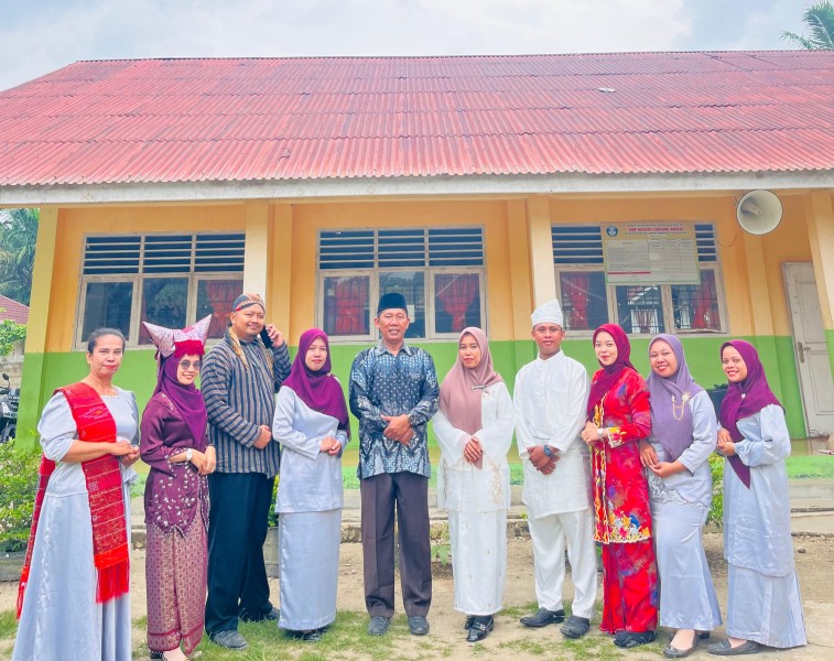 SMP Negeri 4 Batang Gansal Meriahkan Hari Sumpah Pemuda dengan Lomba Fashion Show Pakaian Adat Nusantara