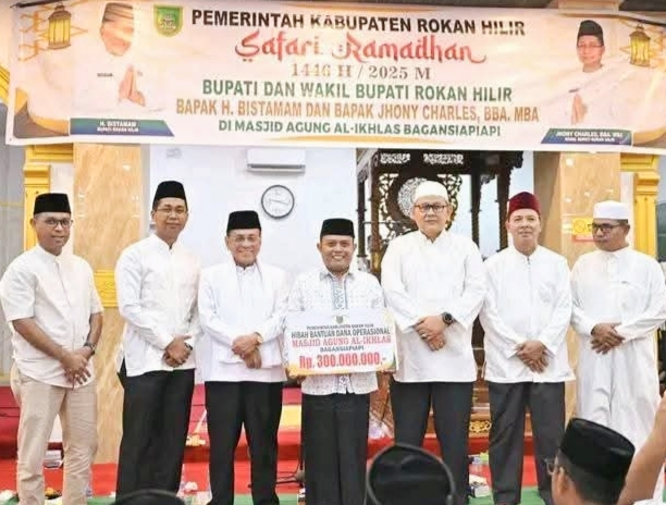 Bupati dan Wabup Rohil Serahkan Dana Hibah Rp 300 Juta ke Masjid Al-Ikhlas