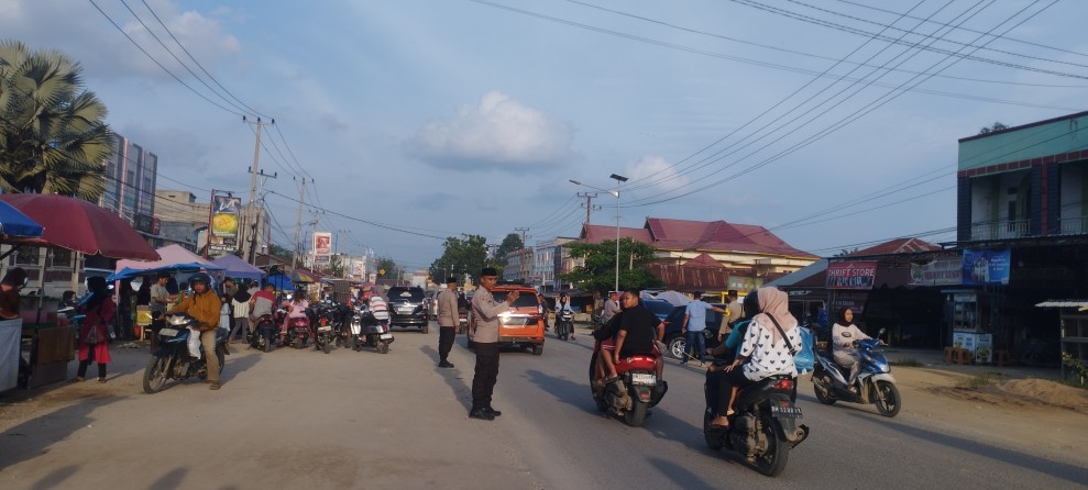 Polsek Rengat Barat Rutin Pengamanan Lalulintas di Sekitar Pasar Takjil Pematang Reba