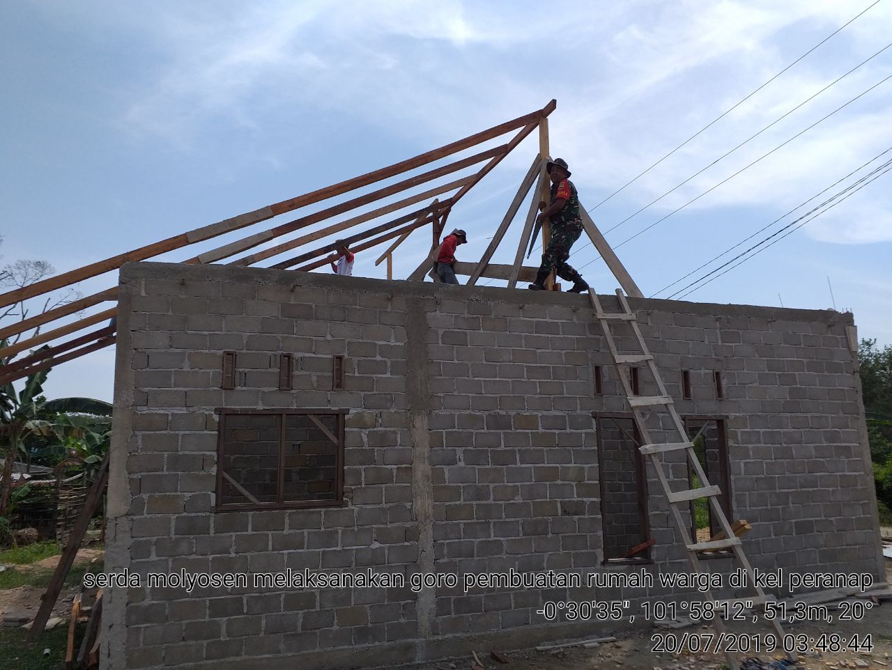 Kunjungi Warga Babinsa Mulyonsen Bantu pembangunan Rumah warga