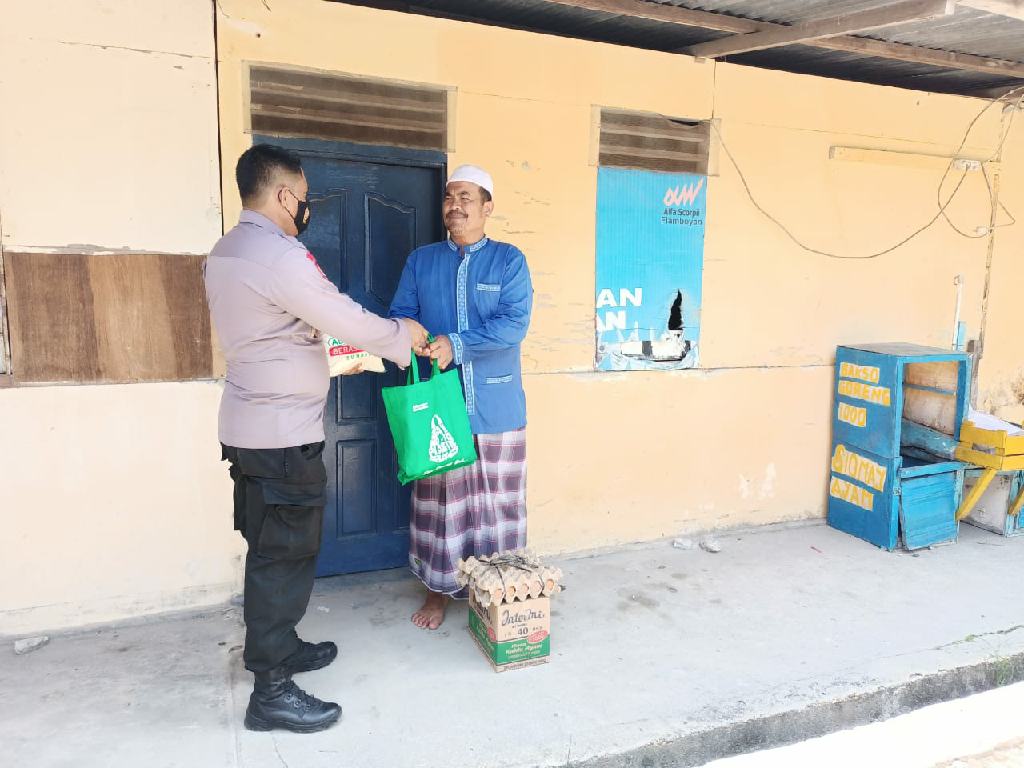 Jumat Barokah Polsek Tapung, Berikan Sembako untuk Warga Kurang Mampu
