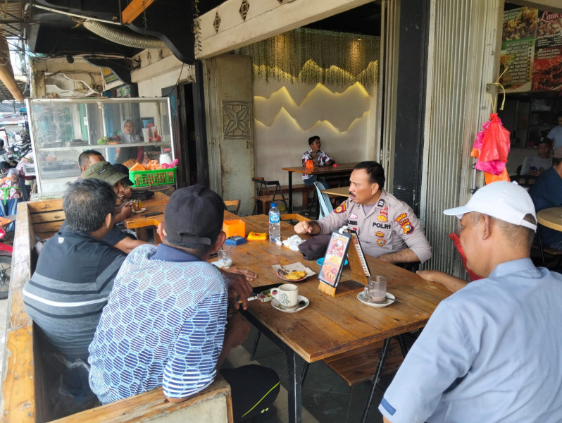 Ngopi Bareng Bersama Warga, Kanit Binmas AIPTU Antoni Lubis Gencar Laksanakan Himbauan Kamtibmas Menjelang Pilkada 2024