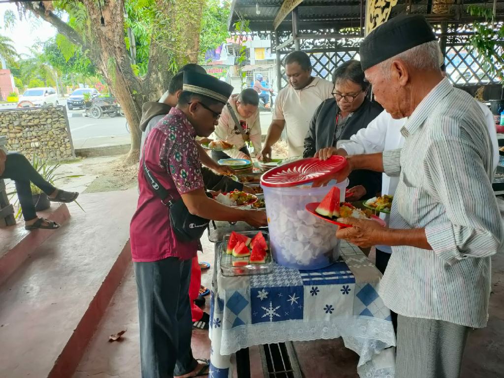 Makan Siang Gratis di Kafe Bersama Dhuafa, Ala Jum'at Barokah Satreskrim Polres Kampar