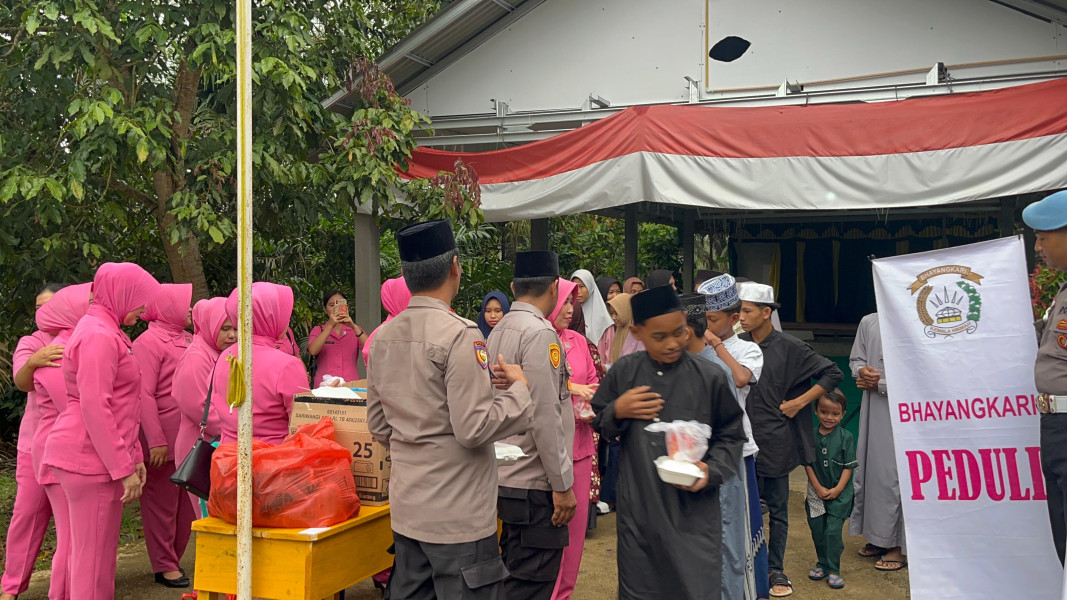 Operasi Tertib Ramadhan, Polsek Kelayang Bagikan Takjil ke Santri