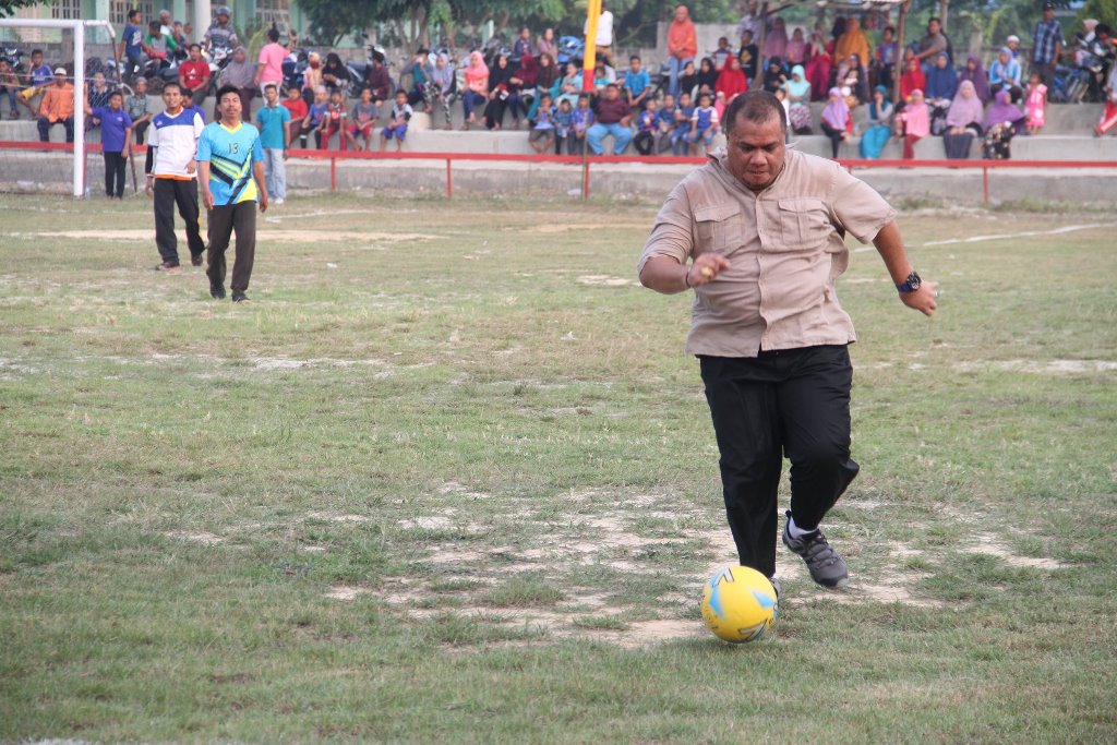 Buka Turnamen Sepak Bola Petala Bumi Cup, Bupati Yopi Ikut Perkuat Tim Kades Vs TNI/Polri