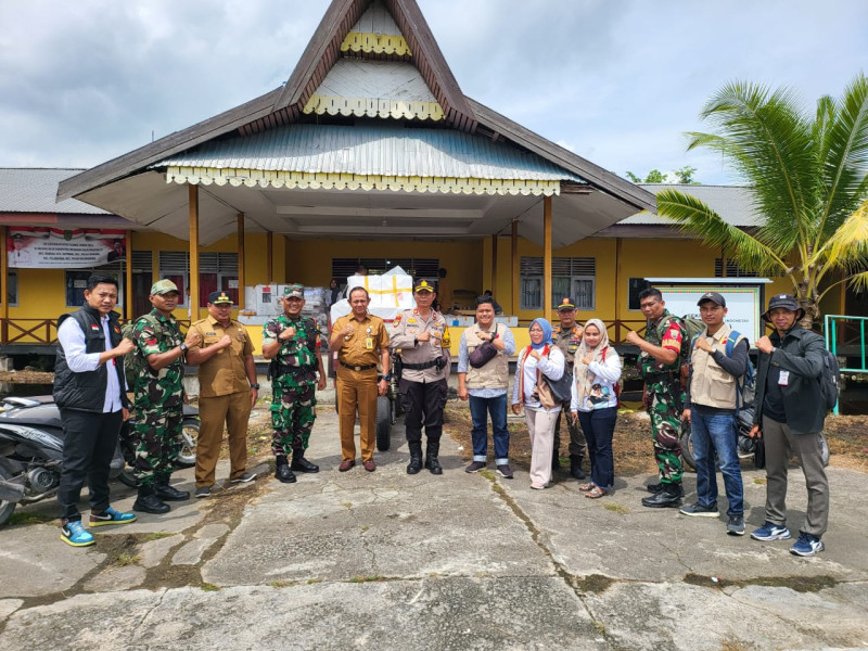 Polsek dan Koramil Kateman Kawal Pendistribusian Logistik Pilkada 2024 ke 8 Desa