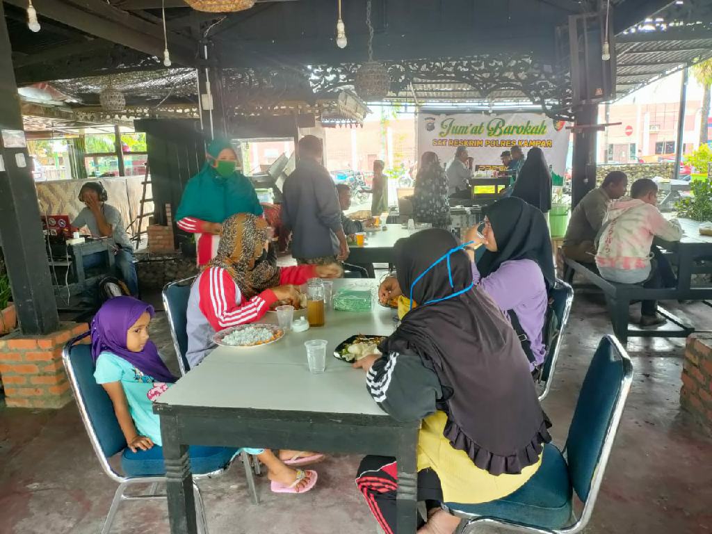 Jumat Barokah Satreskrim Polres Kampar, Berbagi Makan Siang Gratis dengan Dhuafa
