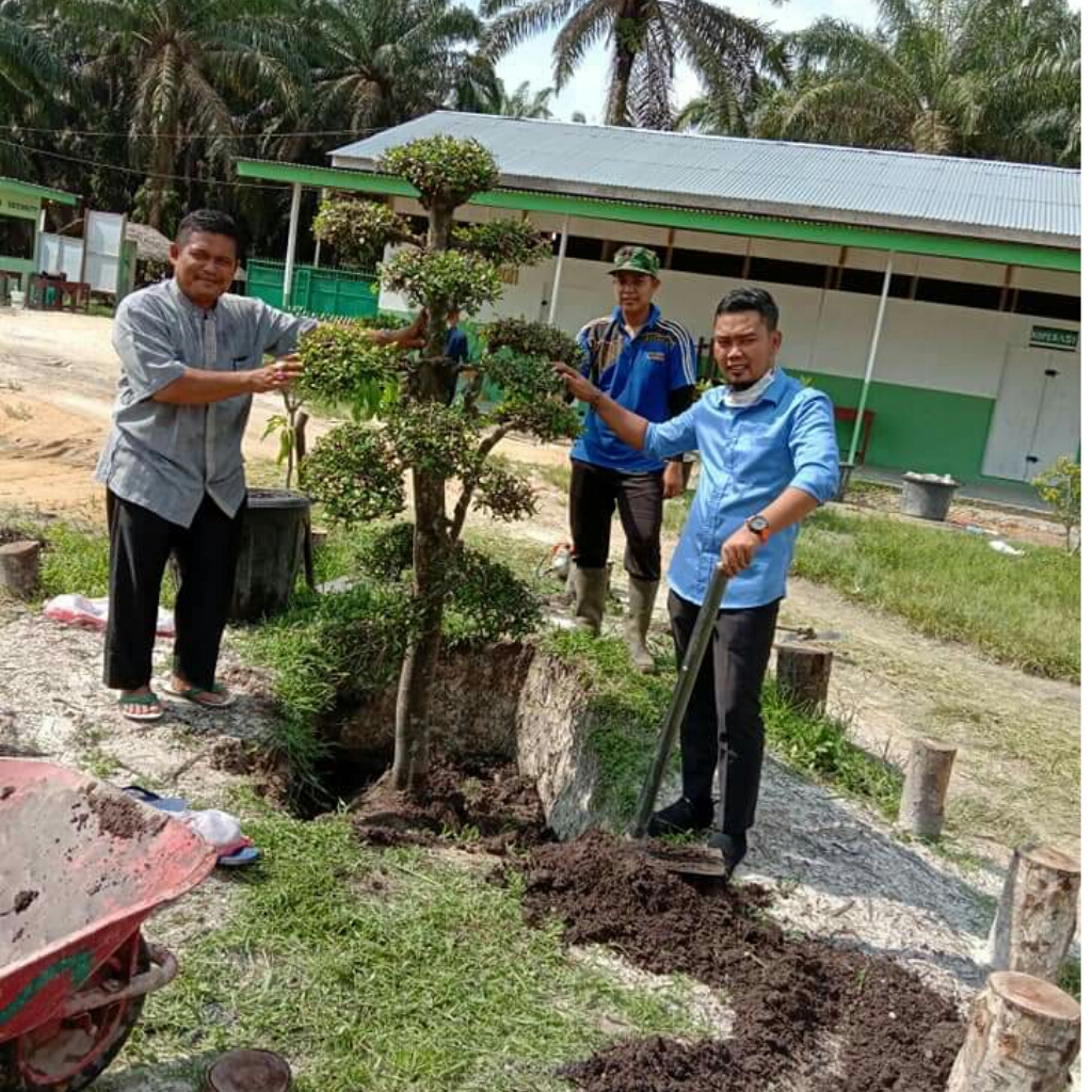Anggota Dewan Inhu Mulyanto, Tanam Pohon di Ponpes Modern Syamsuddin