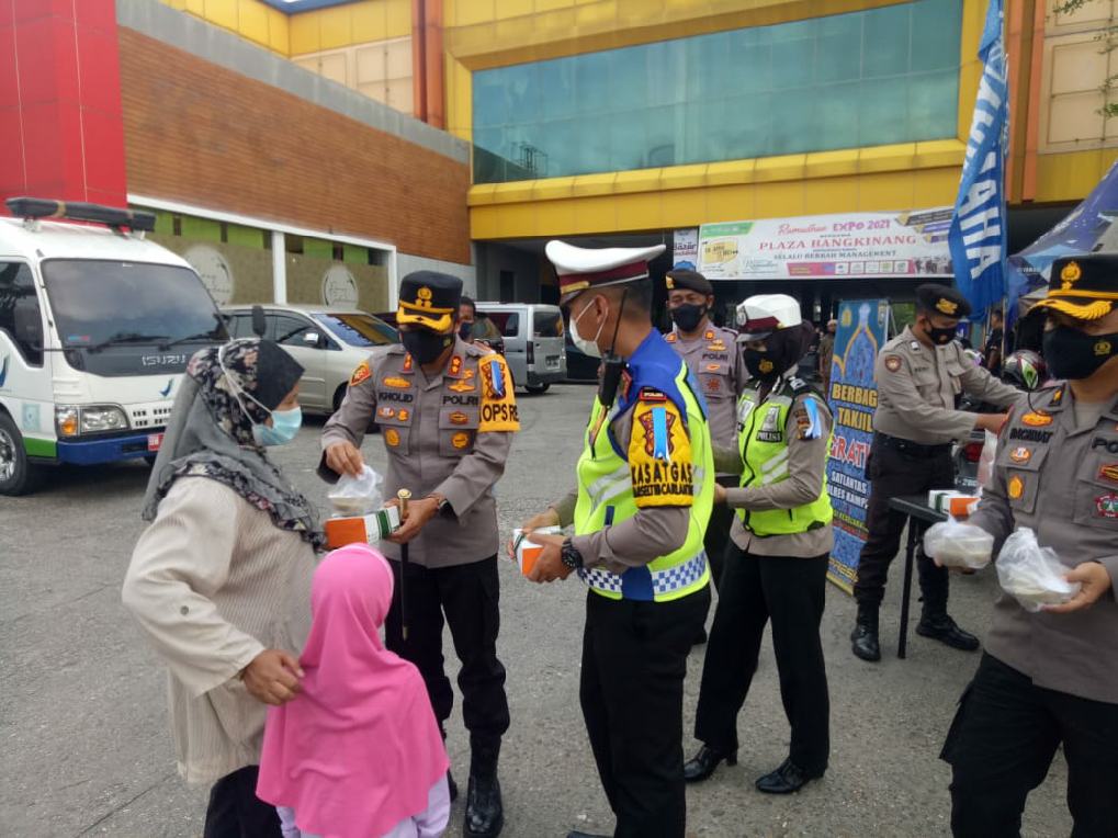 Kapolres Kampar Bersama PJU Bagi-bagi Takjil dan Masker untuk Masyarakat di Kota Bangkinang