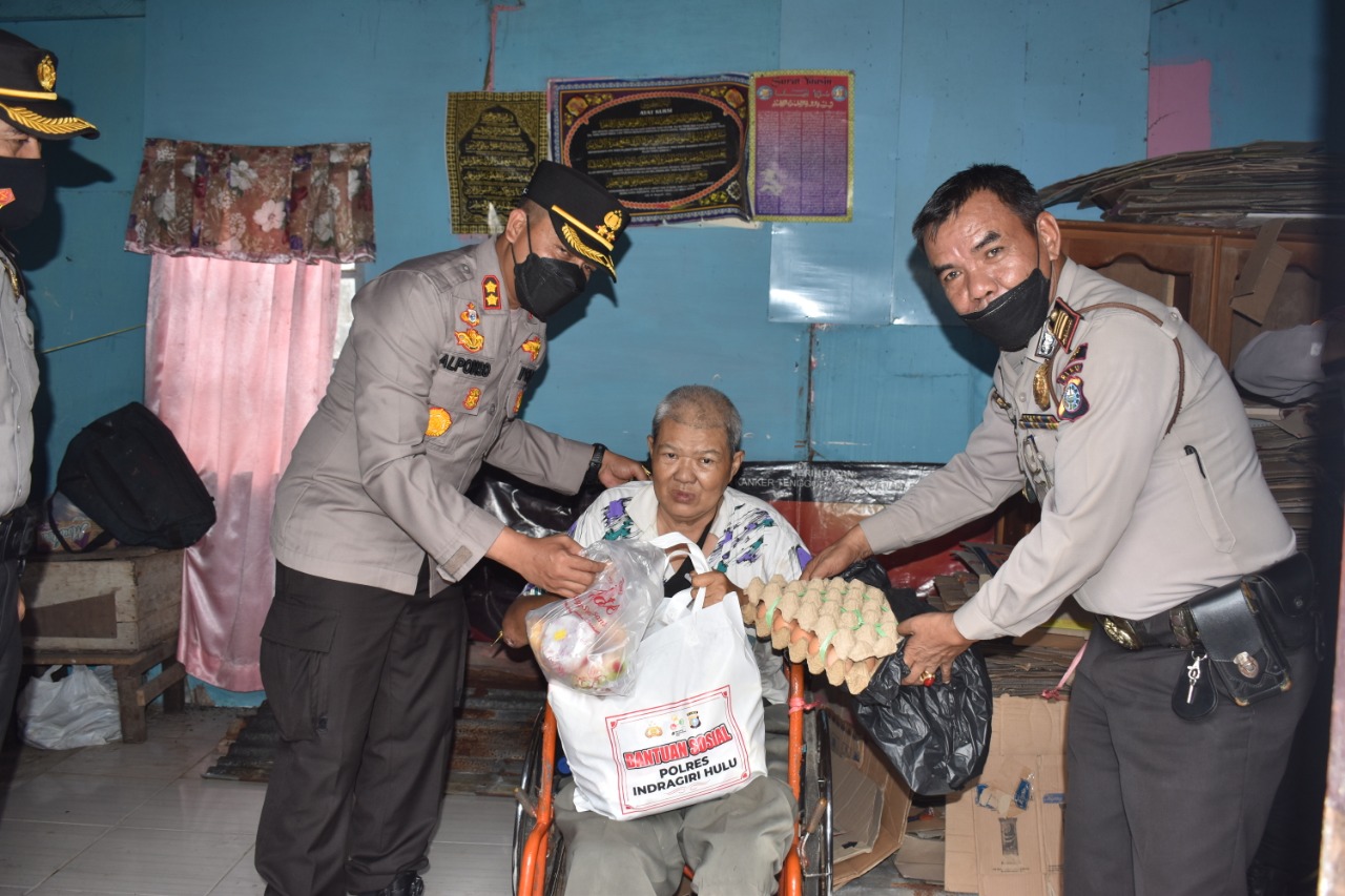 Orang Tua Renta dan Disabilitas Terima Bantuan Progam Jubah Emas Polres Inhu