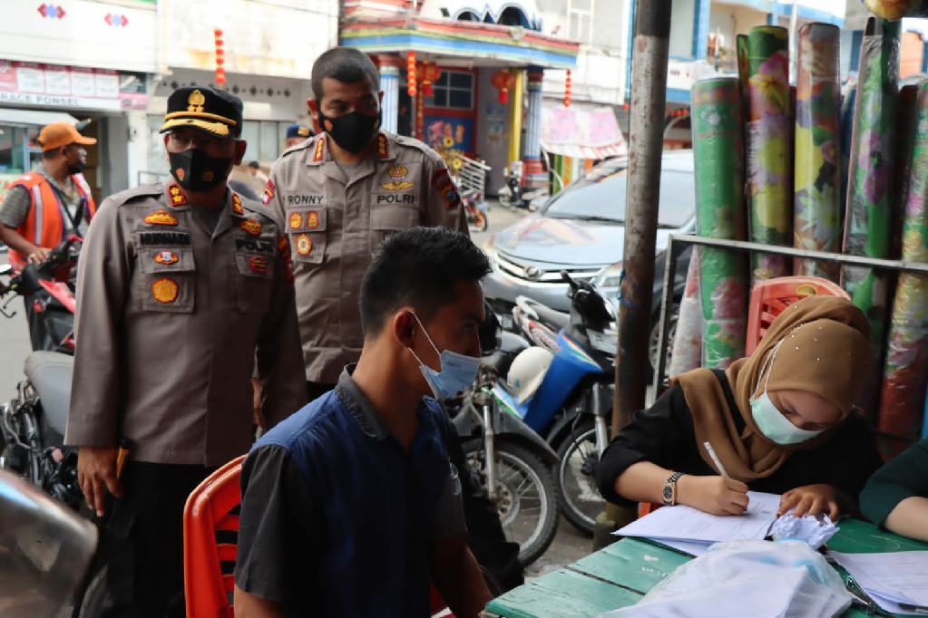 Dansat Brimob Polda Riau Cek Pelaksanaan Vaksinasi di Kabupaten Rohil