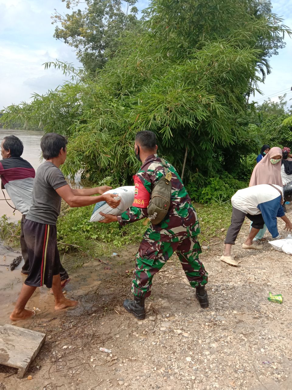 Hari Ketiga Banjir, Serda Khairan Evakuasi Warga di Jalan DM