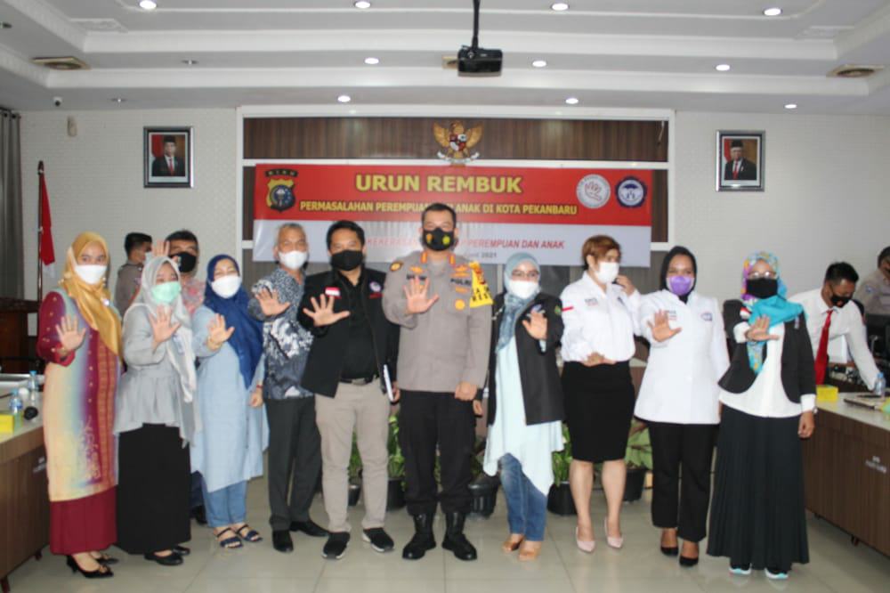Kapolresta Bersama Empat Personil Terima Penghargaan dari TRC PPA Indonesia