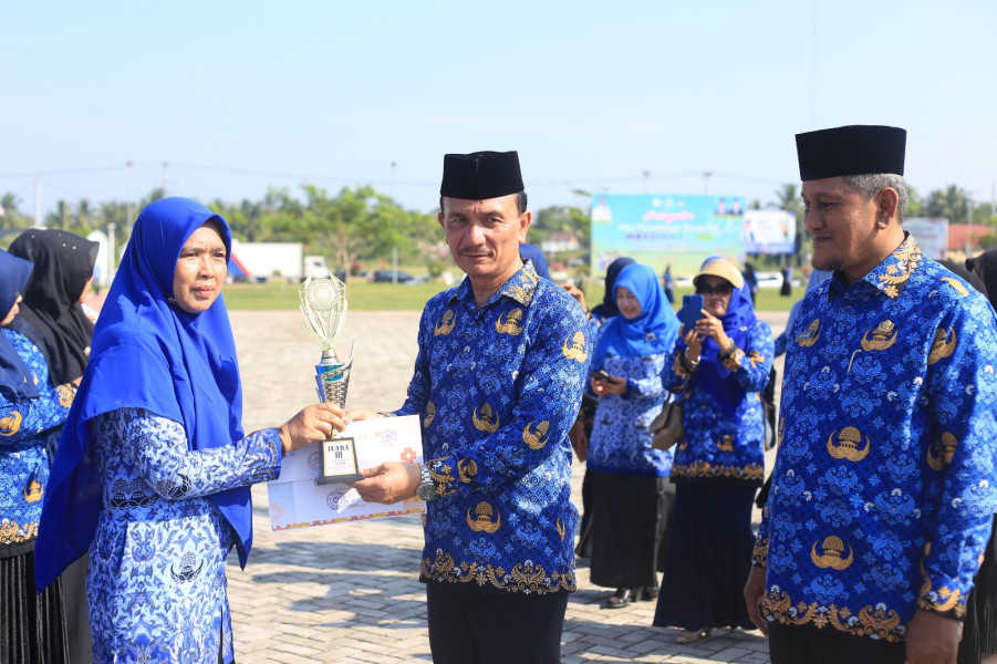 Sekda Aceh Utara Serahkan Penghargaan untuk Sekolah dan Siswa Berprestasi