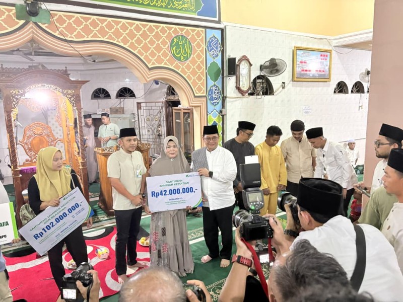 BPJS Ketenagakerjaan Serahkan Santunan kepada Ahli Waris Peserta pada Safari Ramadan Pemprov Riau di Tembilahan