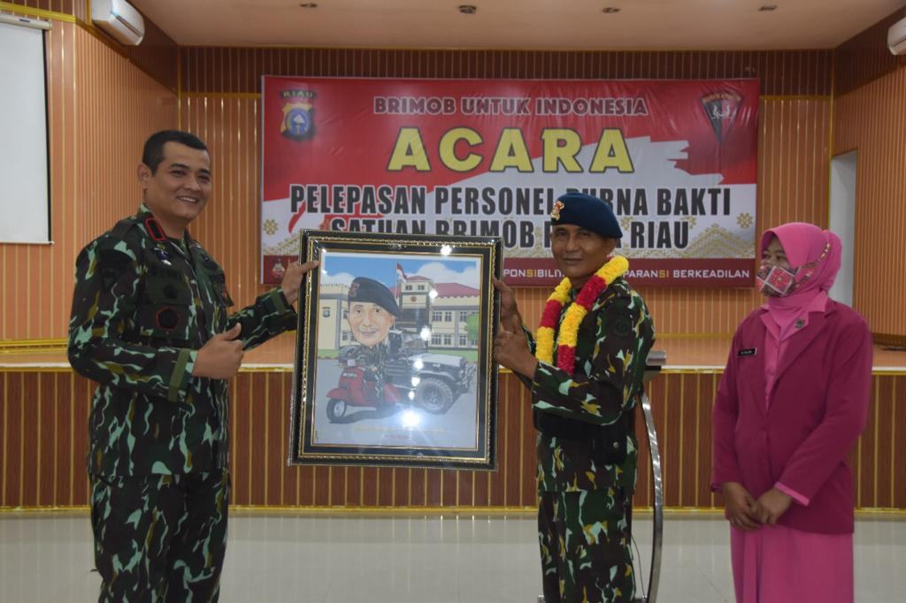 Dansat Brimob Polda Riau Pimpin Acara Pelepasan Purna Bakti Iptu Risan