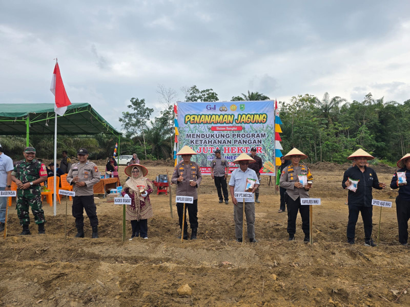 Berkolaborasi dengan PT Inecda dan Masyarakat, Polres Inhu Tanam Jagung Pipil untuk Ketahanan Pangan