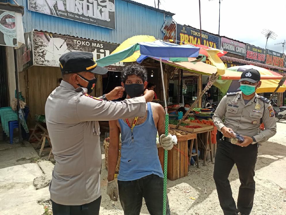 Polsek Bukit Raya Bagikan Masker untuk Pedagang dan Pengunjung Pasar Pagi Arengka 