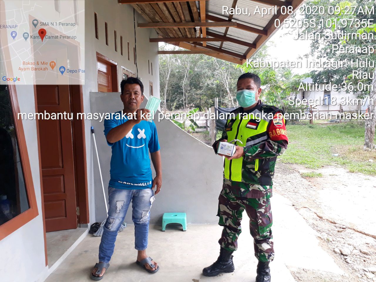 Datangi Rumah Warga Serka Edi Kurniadi Berikan Puluhan Masker Gratis