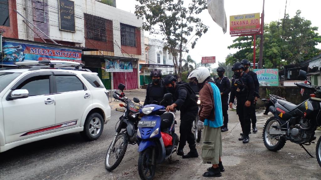 Reaksi Spontan Personel Satbrimobda Riau, Bantu Motor Warga Mogok