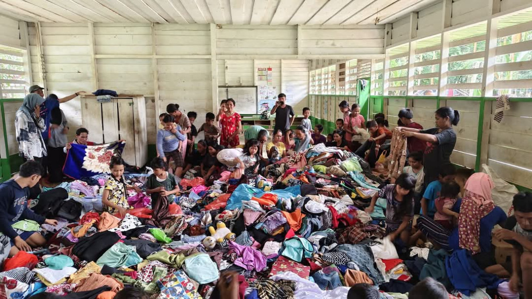 Kegiatan Sosial Kader Konservasi TNBT salurkan Pakaian Layak Pakai di Dusun Datai