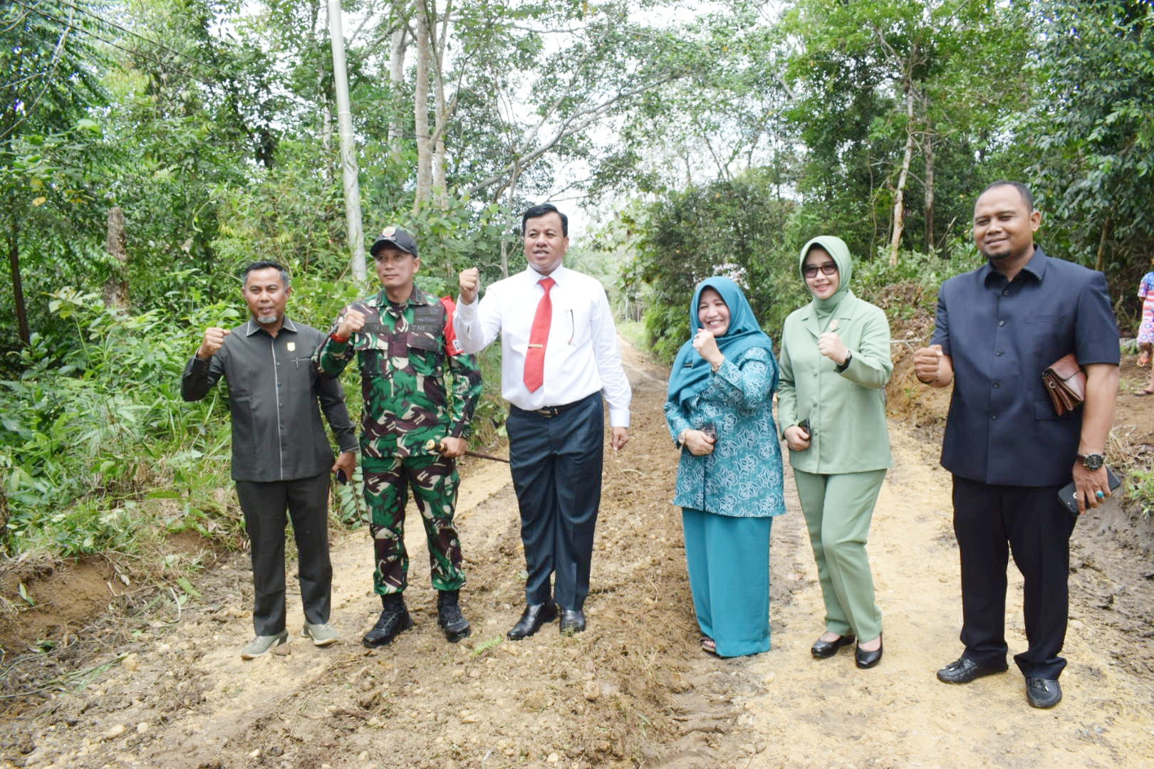 Plt Suhardiman Amby, Hj Yulia Herma Melalui Program TNI Manunggal Membangun Desa Di Inuman