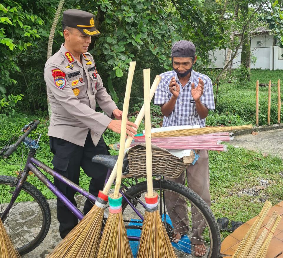 Polisi di Riau Borong Sapu, Pedagang Kaget