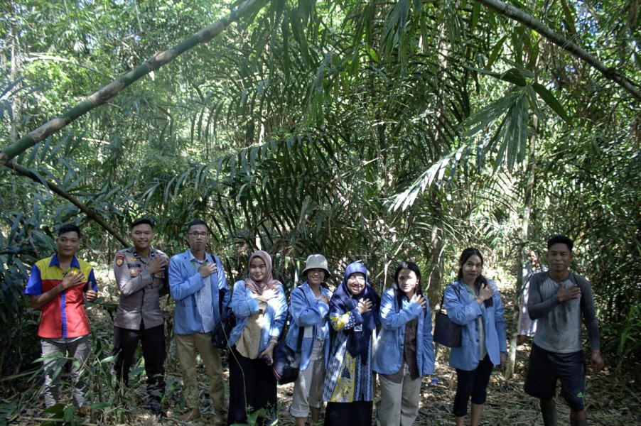 Tim Promeplant PKM-Riset Sosial Humaniora UNRI Meneliti Perlindungan Hukum Terhadap Kearifan Lokal Pemanfaatan Obat Suku Talang Mamak Bersama Dosen Pembimbing