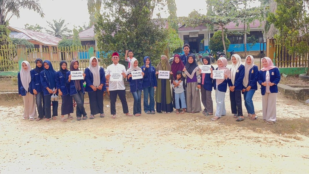 Semaikan Kepedulian, Guru dan Siswa SMPN 2 Batang Peranap Bagikan Paket Takjil