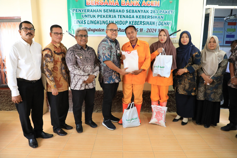 Pj Bupati Aceh Utara Berikan 283 Paket Sembako untuk Petugas Kebersihan