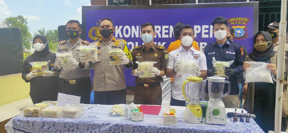 Polresta Pekanbaru Musnahkan BB Narkotika Jenis Shabu di Halaman Polsek Rumbai
