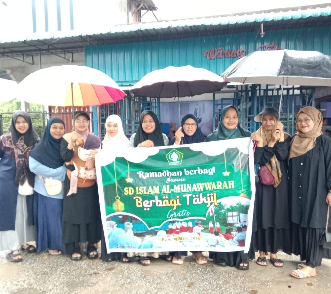 Keluarga Besar SD Islam Al-Munawarah Bagikan 500 Takjil Gratis kepada Warga
