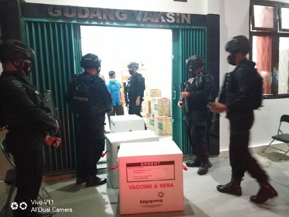 Satuan Brimob Polda Riau Kawal Ketat Kedatangan Vaksin COVID-19 dari Jakarta