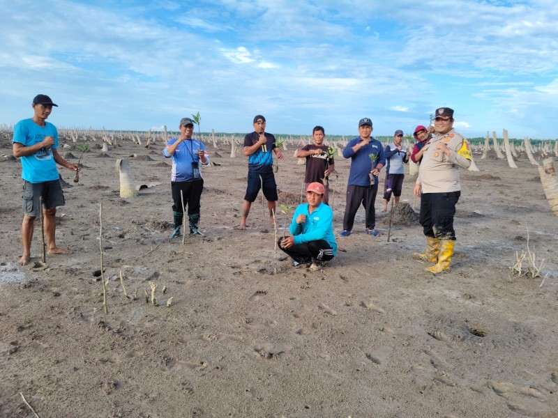 Polres Inhil Gelar Program Green Policing dan Penyuluhan Gerakan Cinta Lingkungan di Kuala Selat