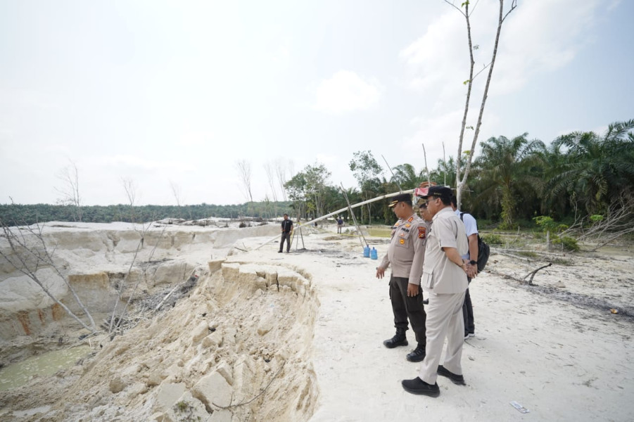 Bupati Suhardiman Melayat Ke Rumah Korban Longsor PETI