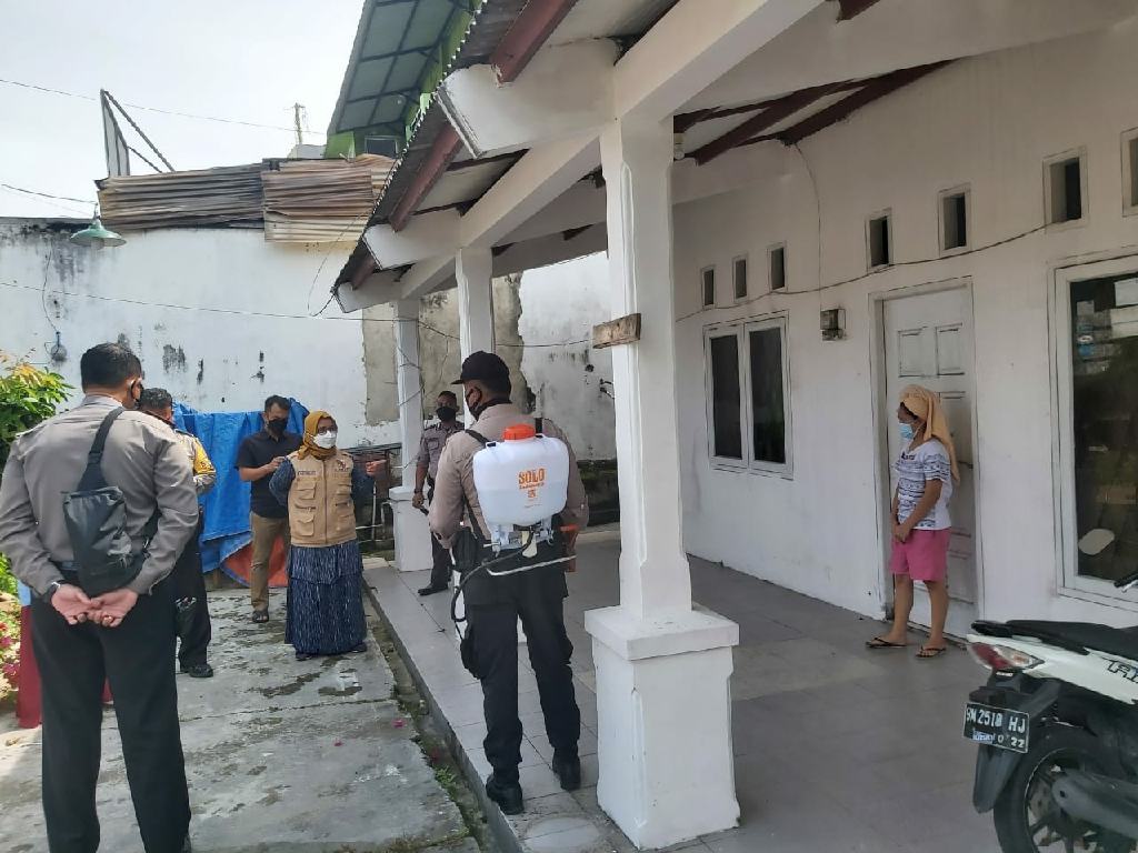 Polsek Lima Puluh Semprotkan Disinfektan di Rumah Warga Suspek Covid-19