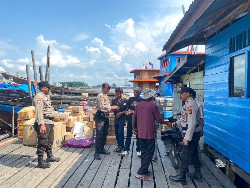 Puluhan Anggota Polsek Kateman Sisir Pelabuhan buruh di Pasar Sungai Guntung