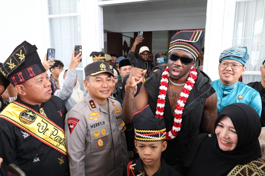 Momen Rapper Melly Mike Bertemu Dikha Bocah Pacu Jalur Dan Beri Kado