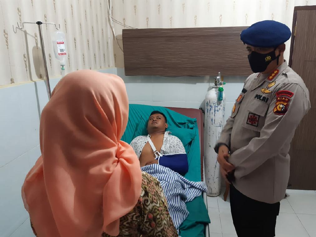 Peduli dengan Bawahan, Dansat Brimob Polda Riau Jenguk Personel yang Sakit 