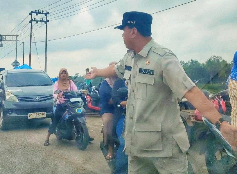 Bupati Suhardiman Turun Langsung Urai Kemacetan Di Pasar Benai, Warga Apresiasi