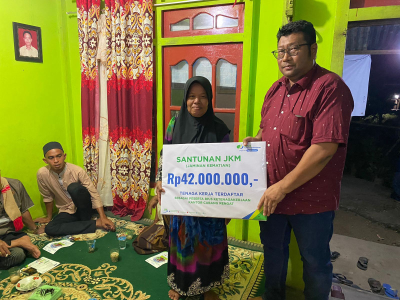BPJS Ketenagakerjaan Serahkan Santunan JKM kepada Ahli Waris Nelayan di Desa Kampung Pulau Kecamatan Rengat