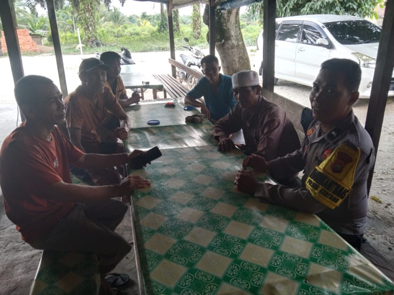 Bhabinkamtibmas Desa Sencalang Sambangi Tokoh Masyarakat dan Warga  Wujudkan Situasi Kondusif