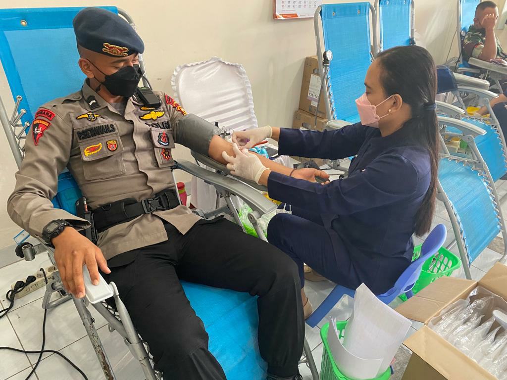 Personil Sat Brimob Polda Riau Ikuti Donor Darah Pada HUT Basarnas ke-50