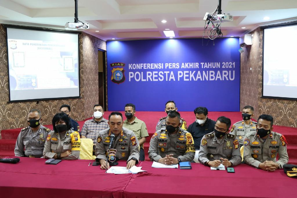 Kapolresta Pimpin Konferensi Pers Capaian Kerja Polresta Pekanbaru Selama Tahun 2021