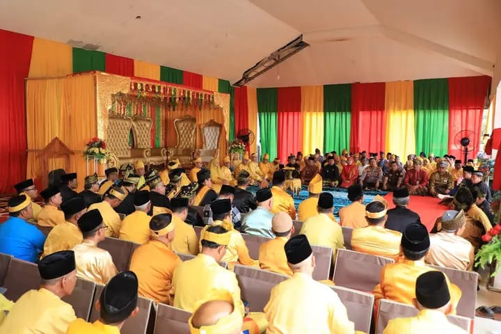 Sejarah Baru di Rokan Hulu, dr. Tengku Afrizal Dachlan Ditabalkan Sebagai Sutan Zaman