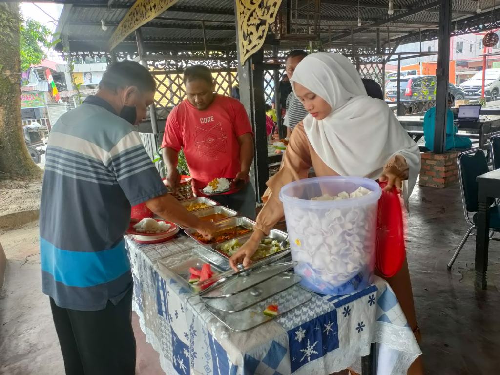 Jumat Barokah Satreskrim Polres Kampar, Berbagi Makan Siang Gratisnya Tetap Dinanti Warga