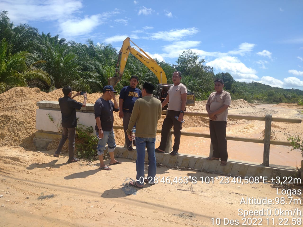 Kapolsek Singingi Tinjau Langsung Perbaikan Jembatan Dan Akses Jalan Di Desa Logas