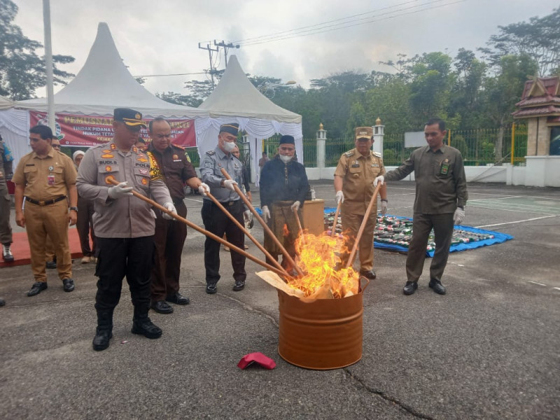 Kejari Rokan Hulu Gelar Pemusnahan Barang Bukti Tindak Pidana Umum