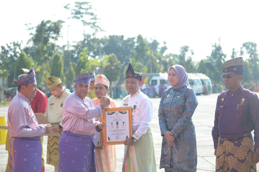 Berhasil Jadikan Desa Kuansing Mandiri Bupati Suhardiman Terima Penghargaan Dari Gubernur Riau