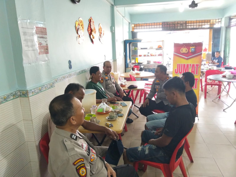 Jaga Sitkamtibmas di Kec. Kateman Menjelang Pilkada 2024, Kapolsek Kateman Pimpin Giat Jumat Curhat Bersama Tokoh Masyarakat